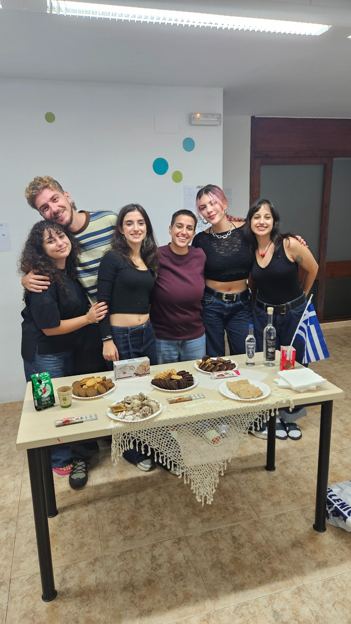 Participantes compartiendo una actividad intercultural en el Alberg Esportiu Àster