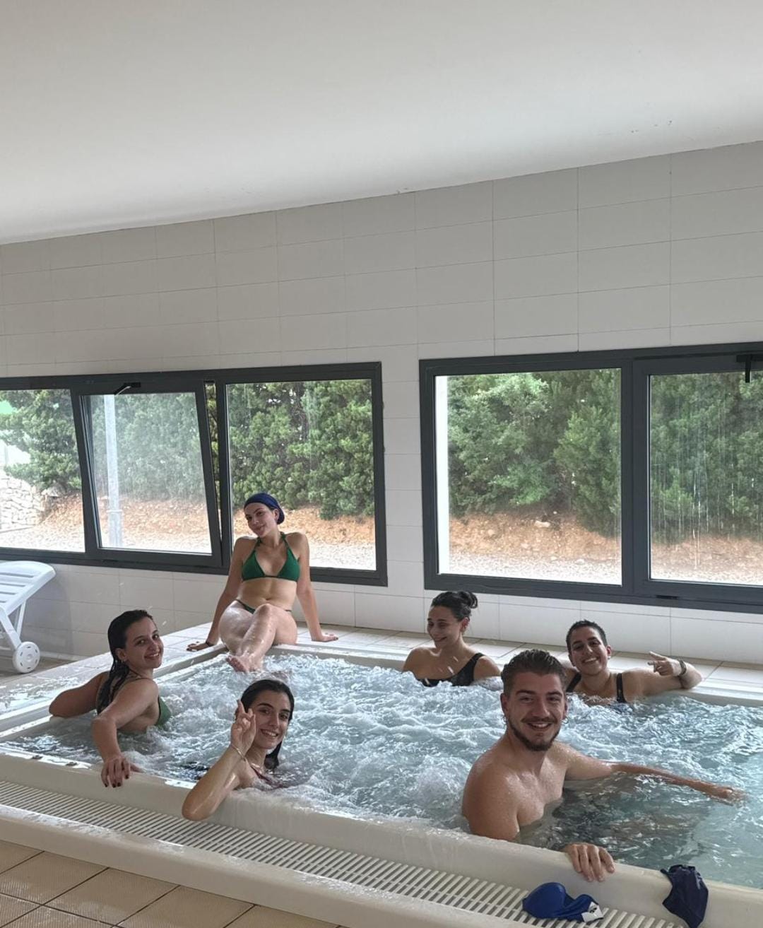 Participantes disfrutando de la zona de jacuzzi del Alberg Esportiu Àster