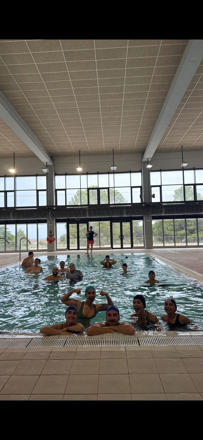 Participantes en la piscina adaptada del Alberg Esportiu Àster