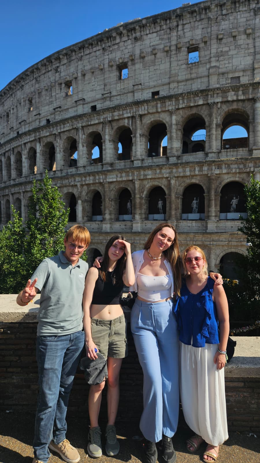 Jóvenes participantes frente al Coliseo de Roma