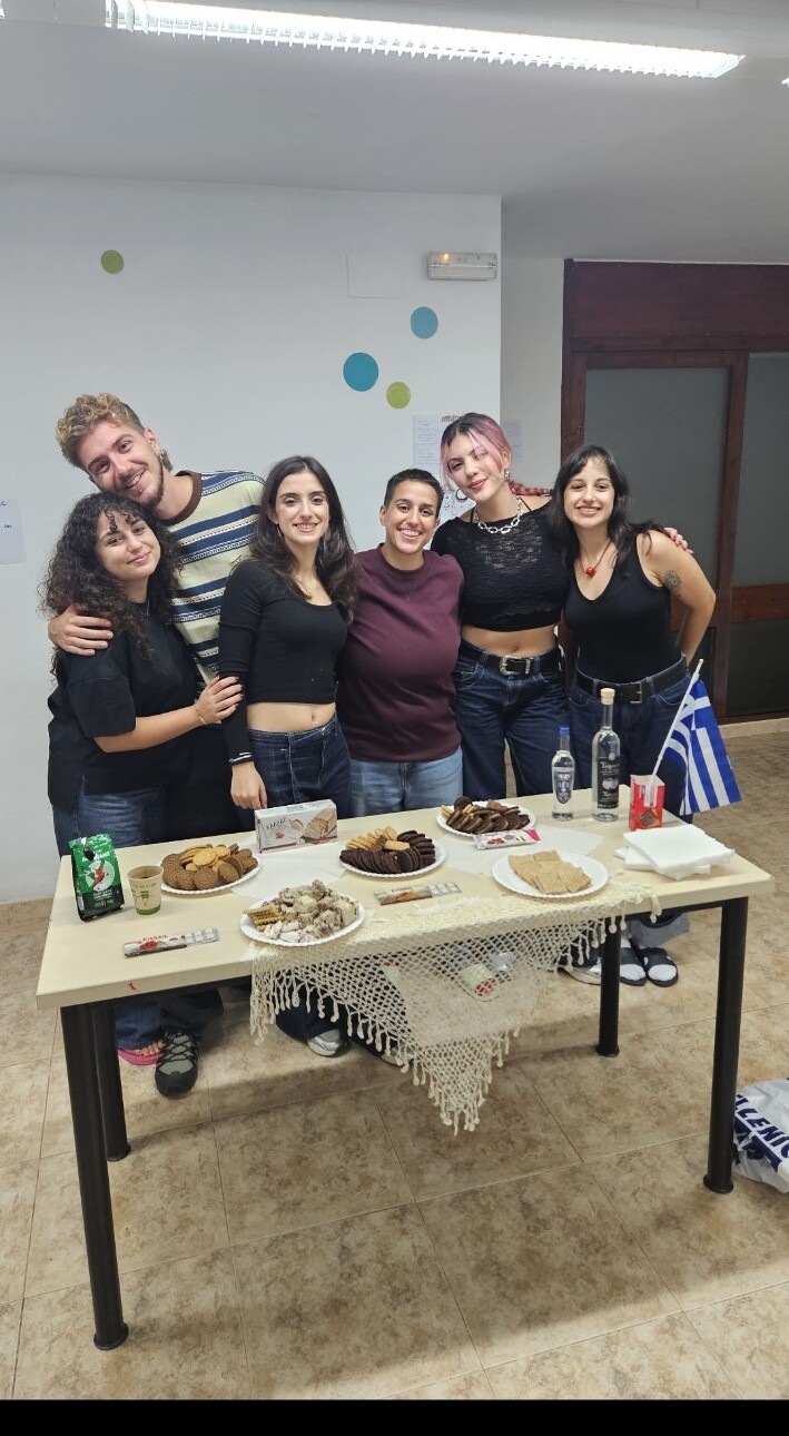 Participantes compartiendo una actividad intercultural