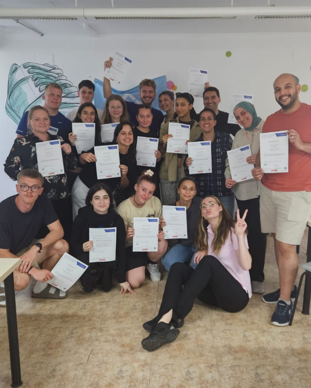 Grupo internacional mostrando certificados Youthpass